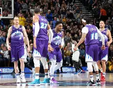 NBA常规赛倒计时；犹他爵士国际比赛日绝杀压哨；细节引发关注；气氛紧张；更衣室氛围转暖