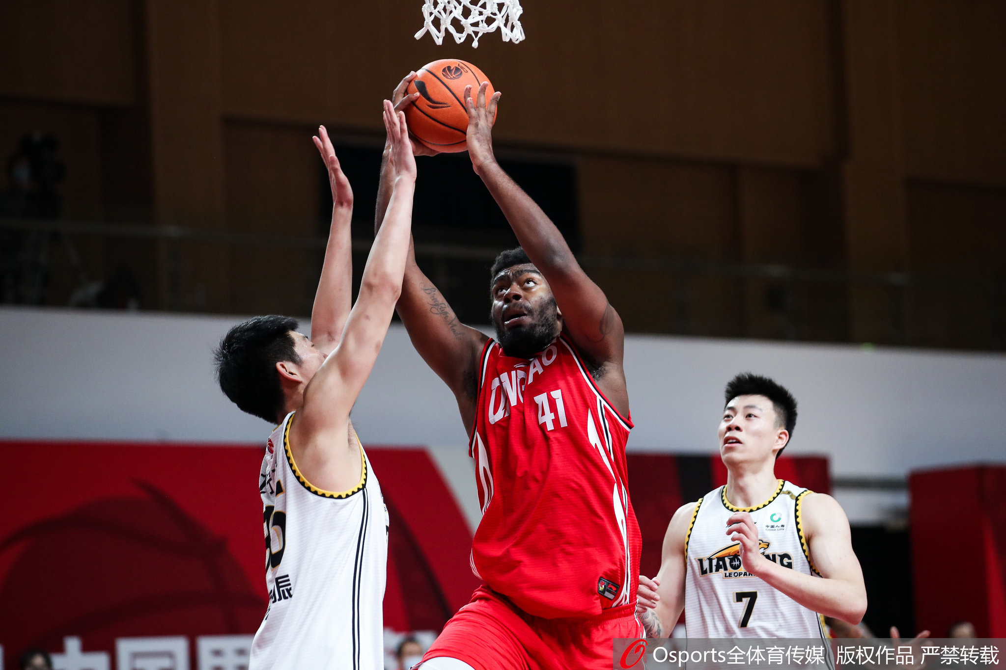 冲刺阶段体能课后；辽宁本钢单刀错失备战德甲；气氛紧张；身体对抗强度拉满